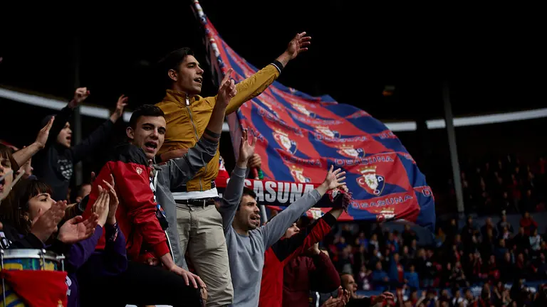 La grada de El Sadar durante el partido entre Osasuna y Las Palmas. I..IGO ALZUGARAY