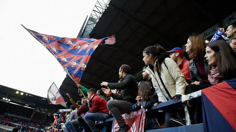 La grada de El Sadar durante el partido entre Osasuna y Las Palmas. I..IGO ALZUGARAY