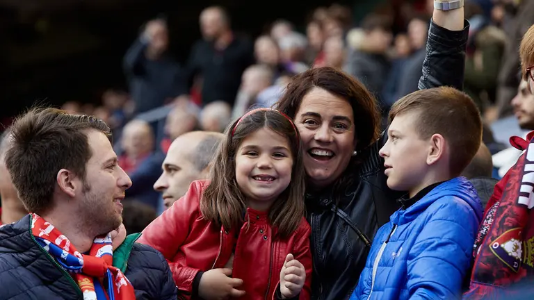 La grada de El Sadar durante el partido entre Osasuna y Las Palmas. I..IGO ALZUGARAY