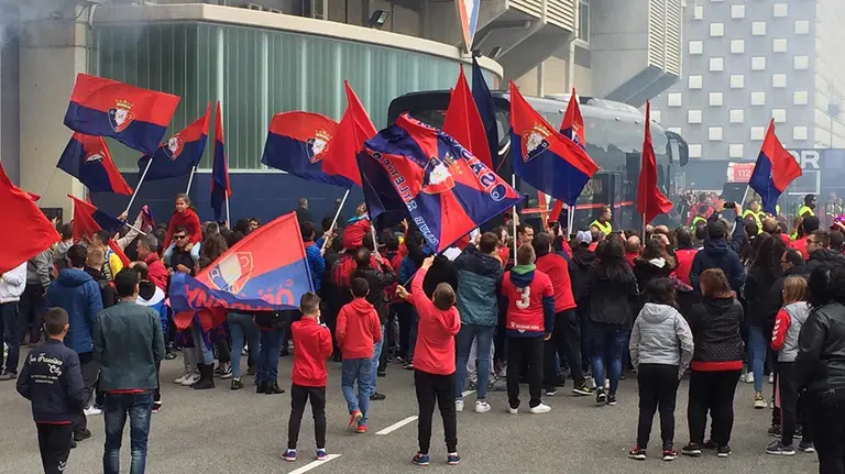 El recibimiento de la afición a Osasuna al llegar al estadio de El Sadar.
