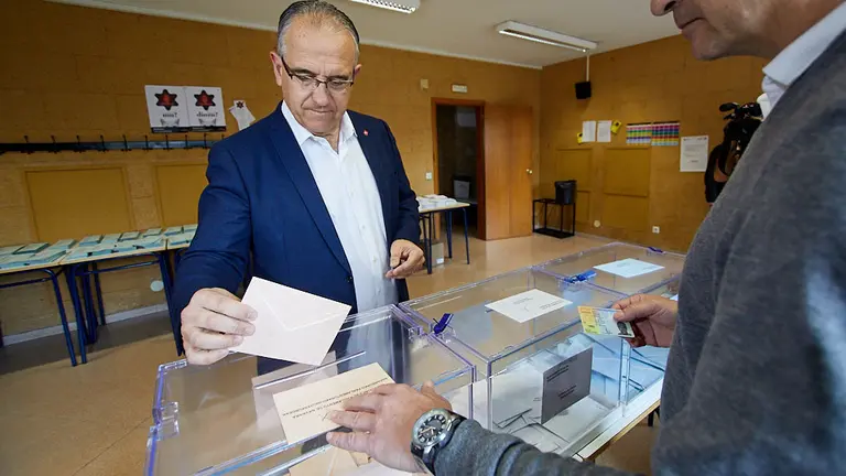 El candidato de Navarra Suma a la Alcald..a de Pamplona, Enrique Maya, acude a votar a la Escuela Oficial de Idiomas. I..IGO ALZUGARAY
