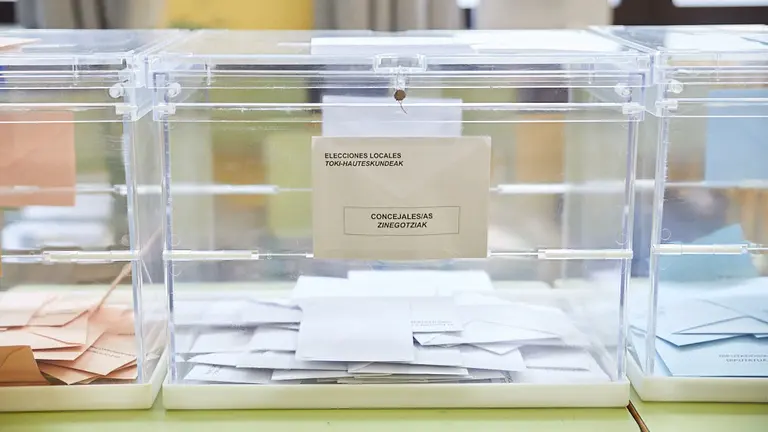 Jornada de elecciones europeas, municipales y auton..micas en en el IES Plaza de la Cruz de Pamplona. I..IGO ALZUGARAY