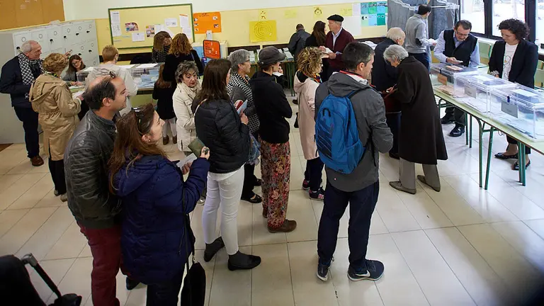 Jornada de elecciones europeas, municipales y auton..micas en en el IES Plaza de la Cruz de Pamplona. I..IGO ALZUGARAY