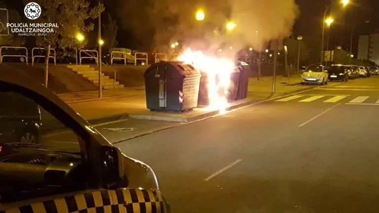 Un contenedor ardiendo en el barrio pamplonés de la Milagrosa POLICÍA MUNICIPAL