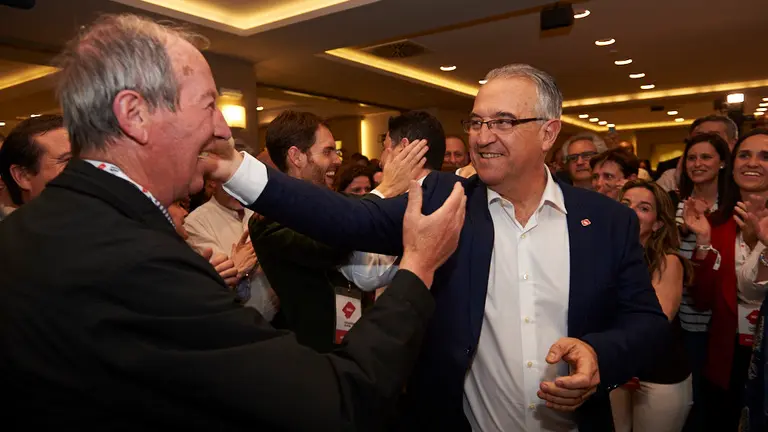 Navarra Suma celebra que ha ganado las eleccones forales y municipales de Pamplona. PABLO LASAOSA 4