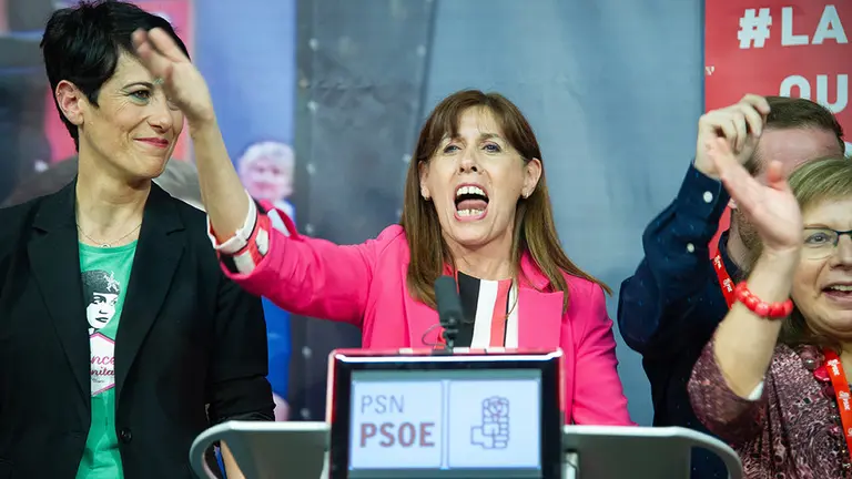 GRAFCAV4789. PAMPLONA, 27/05/2019.- La candidata del PSN-PSOE a la alcald..a de Pamplona, Maite Esporr..n (c), celebra los resultados del PSN-PSOE en las elecciones. EFE/I..aki Porto