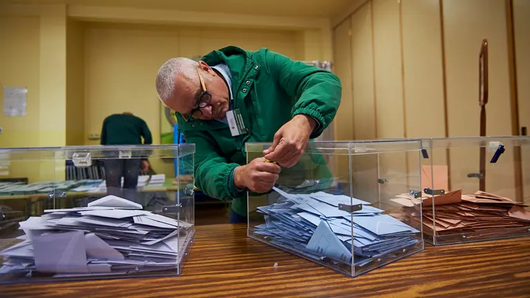 Recuento de las papeletas de las elecciones del superdomingo donde concurren las europeas, municipales y europeas. MIGUEL OSES