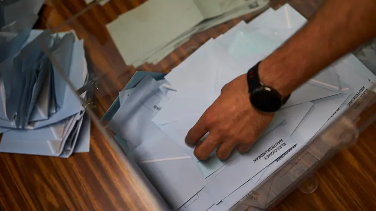 Recuento de las papeletas de las elecciones del superdomingo donde concurren las europeas, municipales y europeas. MIGUEL OSES