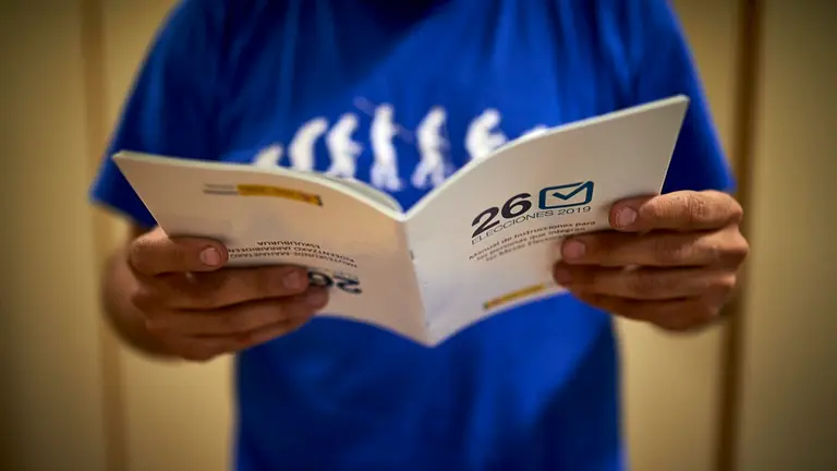 Recuento de las papeletas de las elecciones del superdomingo donde concurren las europeas, municipales y europeas. MIGUEL OSES