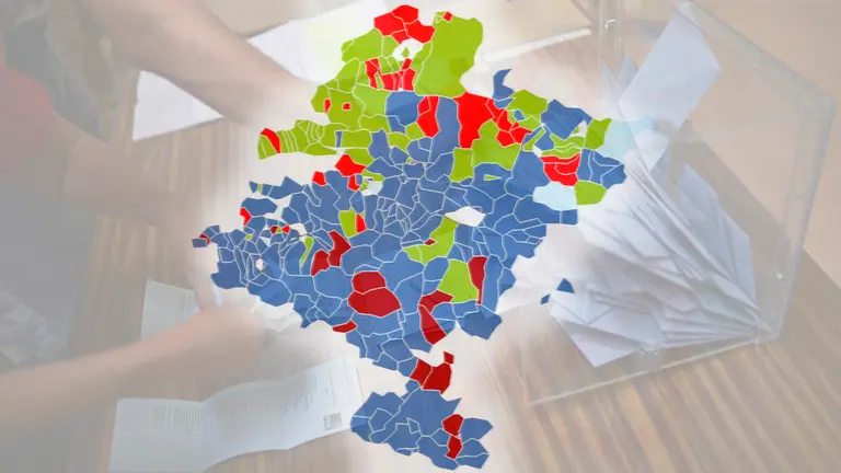 Recuento de las papeletas de las elecciones del superdomingo donde concurren las europeas, municipales y europeas. MIGUEL OSES