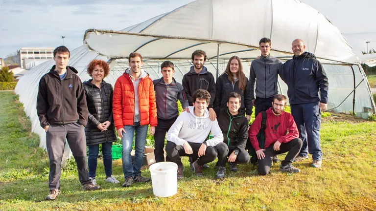 Parte del alumnado posa delante de uno de los dos invernaderos. De pie (de izq. a dcha.): Íñigo Barberena (estudiante), Inmaculada Farran (profesora), David Gómez (estudiante), Sergio García (estudiante), Asier Ruiz (estudiante), Irene García (estudiante), Iñaki Irigoyen (estudiante) y Manuel Chocarro (personal técnico). Agachados (de izq. a dcha.): José Ángel Navarro (estudiante), Jorge Fernández (estudiante) y Miguel Salvador (estudiante). CEDIDA