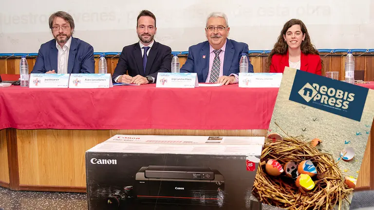 La estudiante navarra Mélany Jiménez Cuesta, que cursa Preimpresión Digital en el Colegio Salesianos de Pamplona, recibe el premio de la revista Neobis Press, que ha ilustrado su portada con su imagen Foto SALESIANOS1