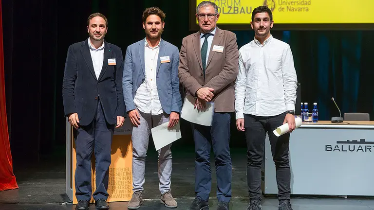 Entrega de los premios del concurso de proyectos organizado por Cátedra Madera, de la Universidad de Navarra. De izquierda a derecha, José Manuel Cabrero, director de la Cátedra Madera, Alejandro Barroso (primer premio), Miguel Ángel Alonso del Val, director de la Escuela de Arquitectura y Daniel Gómez Mejide (accésit). UNAV