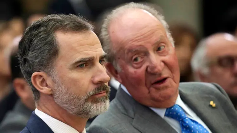 Felipe VI y Juan Carlos I, en un acto reciente. ARCHIVO..