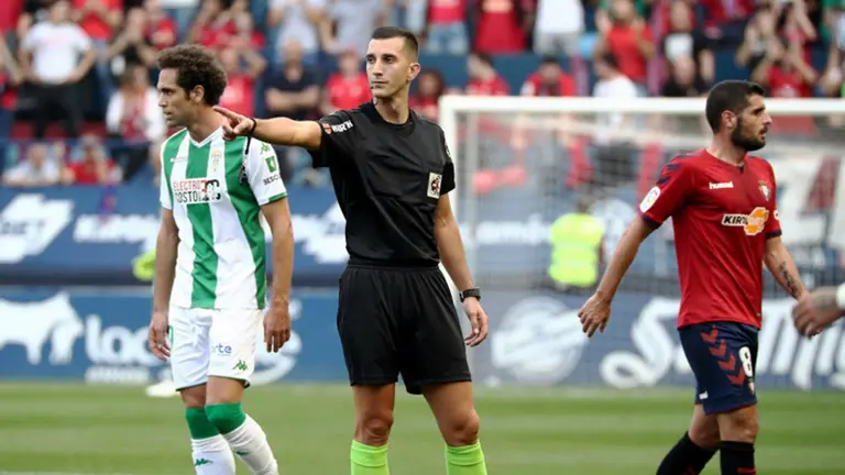 El arbitro Areces Franco en el Osasuna - Córdoba en El Sadar. La Liga.