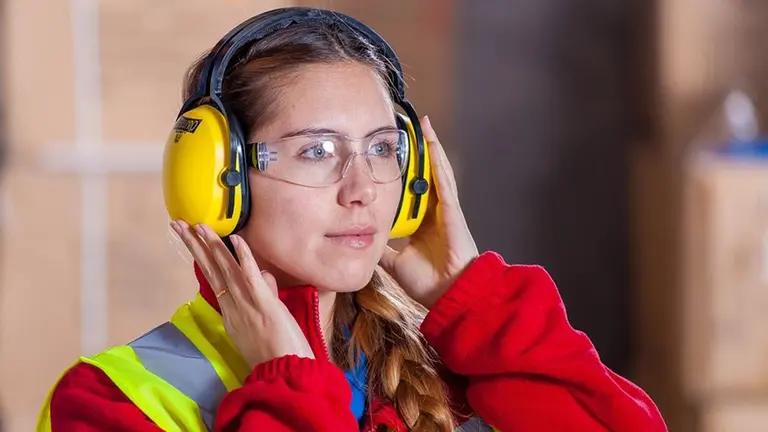 Una mujer trabajando en una empresa ARCHIVO