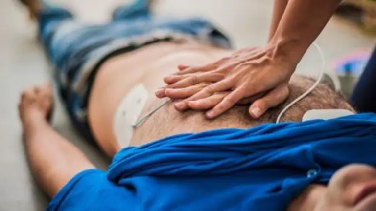 Un hombre siendo reanimado tras recibir un infarto ARCHIVO