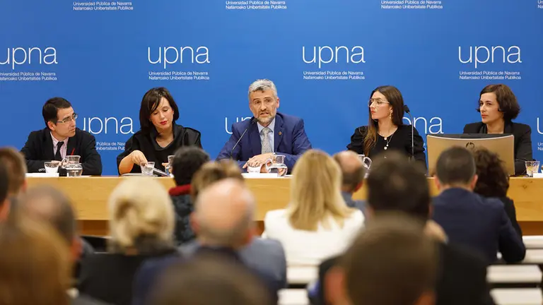 La UPNA reconoce a las entidades que dan prácticas a sus alumnos En la imagen, un momento del acto institucional  De izda. a dcha. Miguel Rodríguez Wilhelmi, Ana Goyén, Alfonso Carlosena, Carla Jalle y Iosune Pascual.