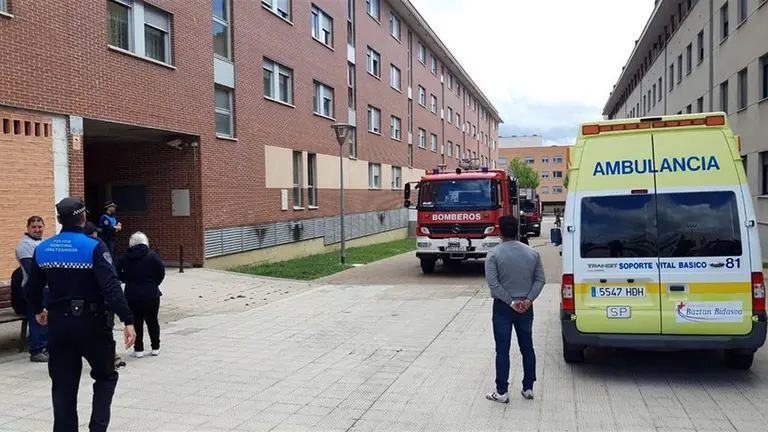 Policía Municipal y bomberos del parque de Trinitarios han acudido al incendio orginidado en un parking en Buztintxuri POLICÍA MUNICIPAL DE PAMPLONA