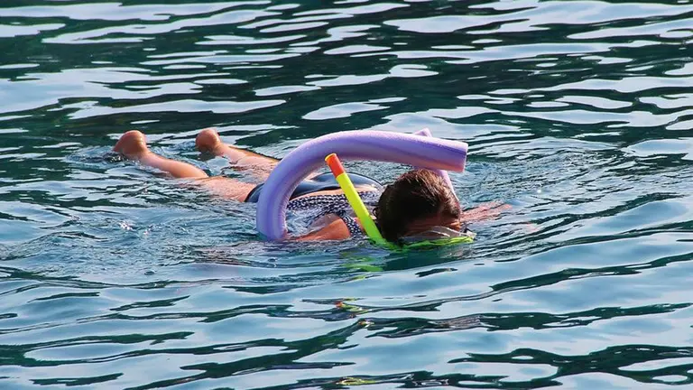 Imagen de archivo de una niña buceando en el mar ARCHIVO