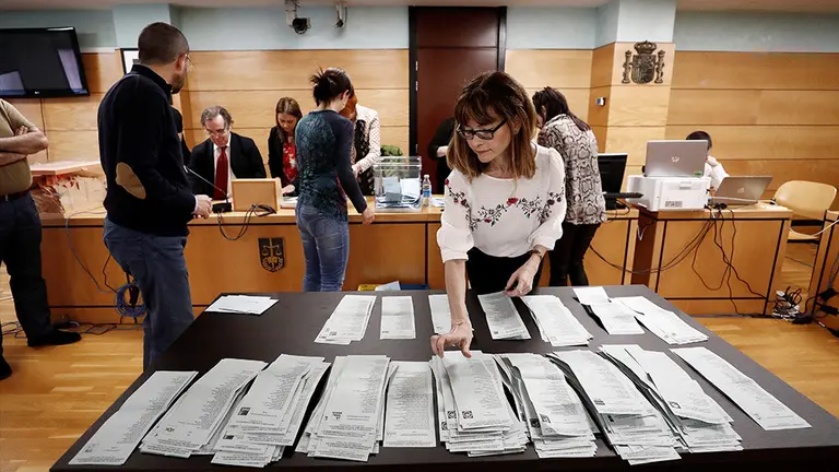 La Junta Electoral se encuentra reunida desde primera hora en el Palacio de Justicia de Navarra para proceder al recuento definitivo de los votos emitidos el 26 de mayo. EFE / Jes&uacute;s Diges