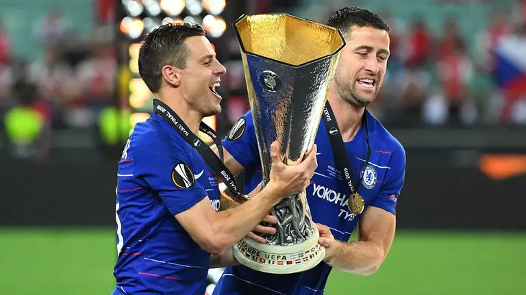 Azpilicueta y Hazard celebran la Copa ganada al Arsenal en Bakú. @EuropaLeague.