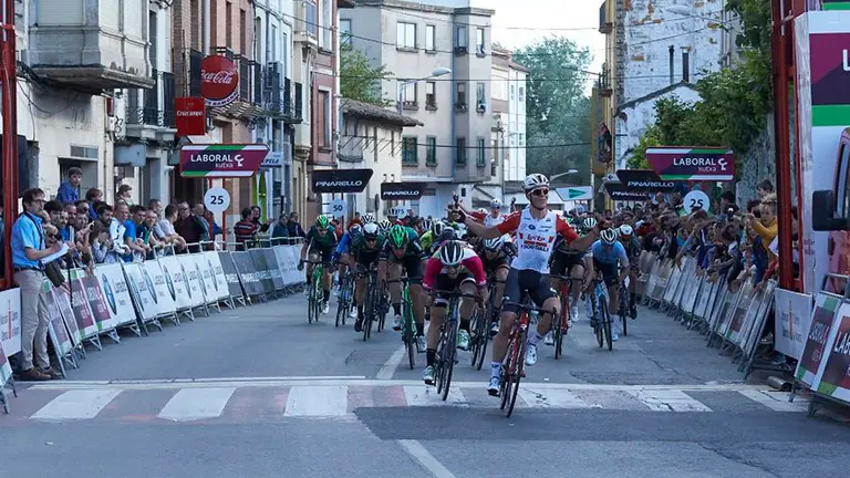 Llegada al esprint en la meta de Lodosa. @Vuelta_Navarra.