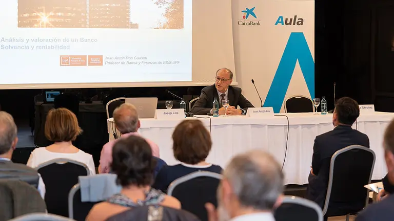CaixaBank celebra en Pamplona una jornada de formación para accionistas sobre el análisis y la valoración de un banco con el profesor Joan Anton Ros CAIXABANK