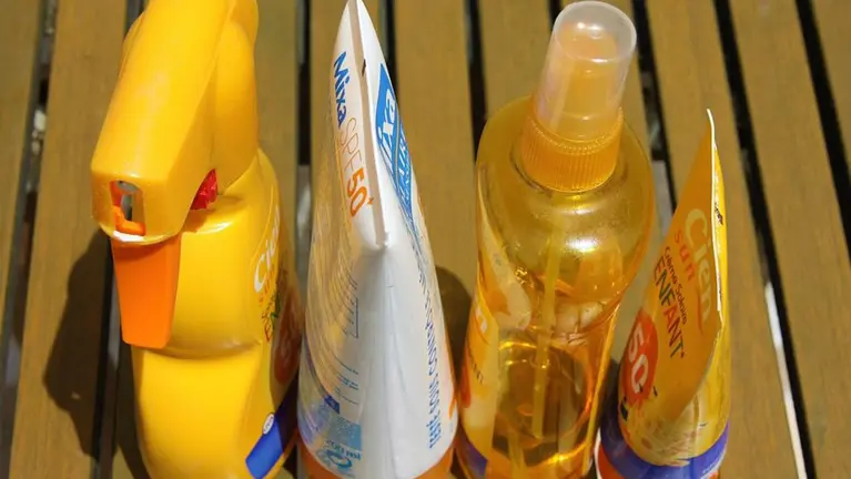 Varias cremas de sol sobre una mesa ARCHIVO