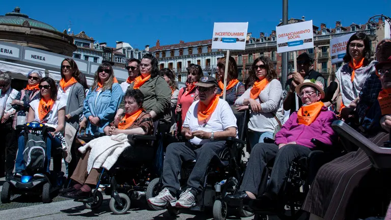 Con motivo del Día Mundial de la Esclerosis Múltiple, se ha organizado en Pamplona una marcha popular para concienciar sobre la enfermedad. NOEMÍ VERA
