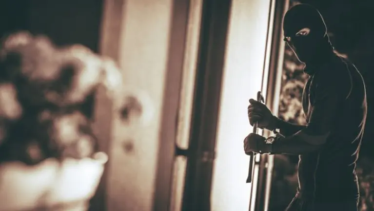 Una ladrón entra a robar a una vivienda ARCHIVO