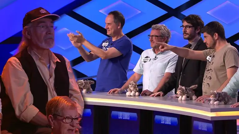 El señor del sombrero, un conocido asiduo del público de Ahora Caigo, se cuela en el plató de Boom y sorprende a Los Lobos con un regalo ANTENA 3000