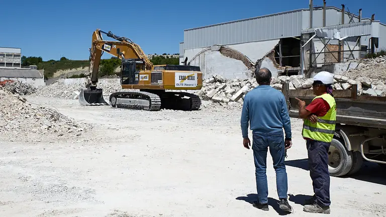 Derribo de la antigua f..brica de SuperSer para la construcci..n del nuevo Ikea en Pamplona. I..IGO ALZUGARAY