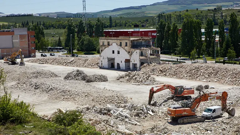 Derribo de la antigua f..brica de SuperSer para la construcci..n del nuevo Ikea en Pamplona. I..IGO ALZUGARAY