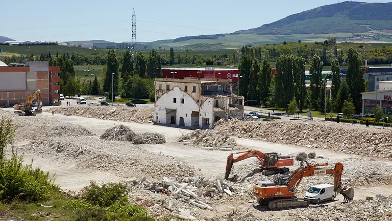 Derribo de la antigua f..brica de SuperSer para la construcci..n del nuevo Ikea en Pamplona. I..IGO ALZUGARAY
