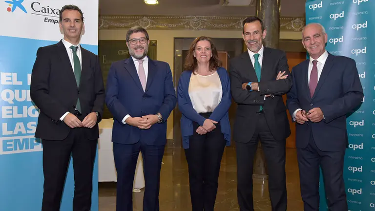 Santiago Solanas junto a directivos de La Caixa en Pamplona. CEDIDA