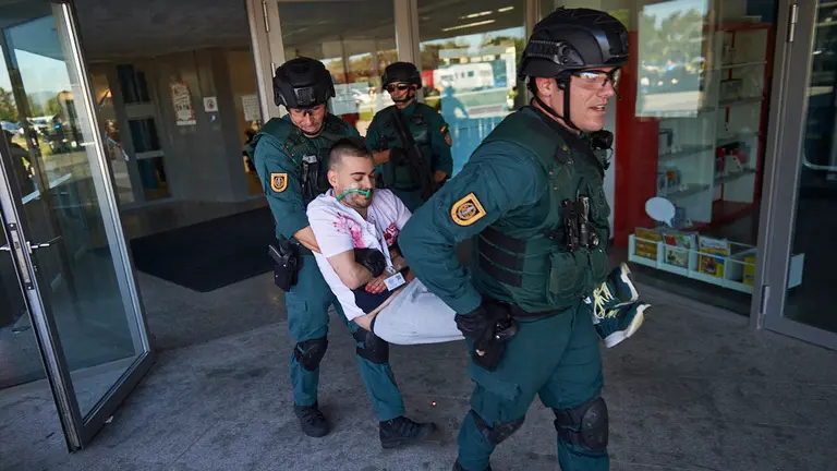 Simulacro de atenci..n sanitaria de urgencia tras un asalto terrorista en la Biblioteca de Navarra, con miembros de Policia Municipal, Policia Foral y Guardia Civil. MIGUEL OS..S