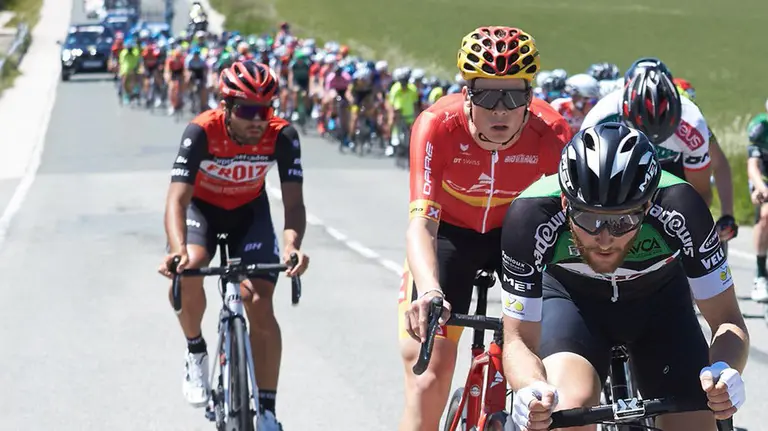 Corredores de la Vuelta a Navarra en ruta. @Vuelta_Navarra.
