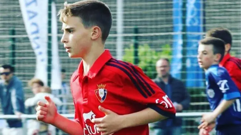 Miguel Barandalla con la camiseta de Osasuna. web lacanteradelezama.com