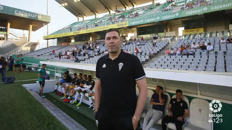 Rafa Navarro, el entrenador del Córdoba, en el banquillo del estadio El Arcángel donde Osasuna ha disputado la penúltima jornada de Segunda División LALIGA