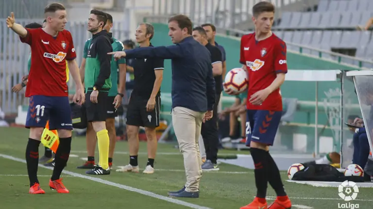 Imágenes del partido de Córdoba - Osasuna en El Arcánge Jagoba Arrasate da instrucciones a sus jugadoresl LALIGA 5