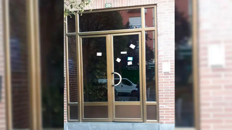 Pegatinas en el portal del candidato de Navarra Suma a la alcaldía de Noáin EUROPA PRESS