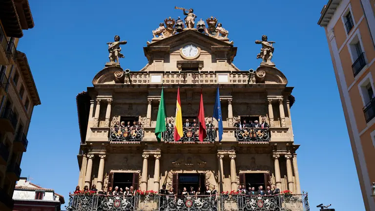 AGAO canta en los balcones del Ayuntamiento de Pamplona. PABLO LASAOSA 2