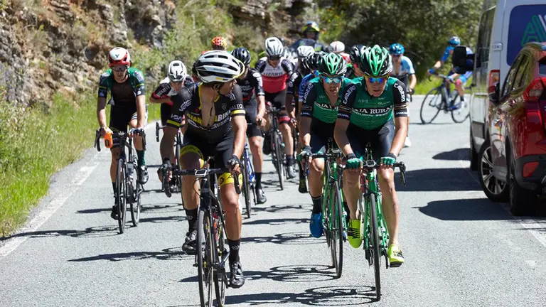 Corredores de la Vuelta a Navarra en ruta. @Vuelta_Navarra.