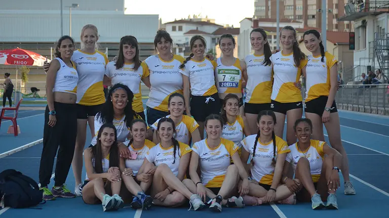 Equipo femenino del Pamplona Atlético en el estadio Larrabide. Cedida.