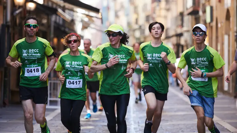 Miles de personas recorren Pamplona en la carrera contra el cáncer. PABLO LASAOSA 74