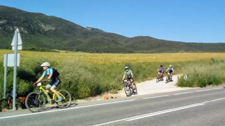 Varios ciclistas, en una carretera navarra POLICÍA FORAL