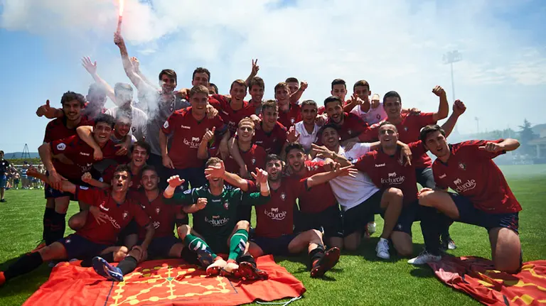 Los jugadores de Osasuna Promesas celebran el ascenso a Segunda B. MIGUEL OSÉS.