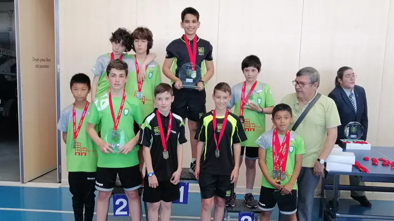 Podio de medallistas en los Juegos Deportivos de Tenis de mesa. Cedida.