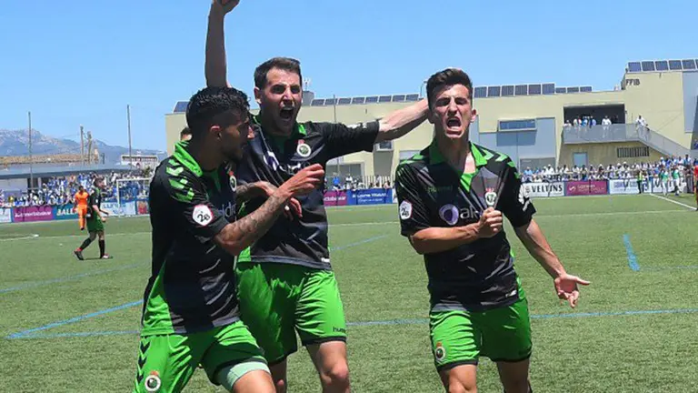 Aitor Buñuel (derecha) celebra su gol con el Racing de Santander. @realracingclub.